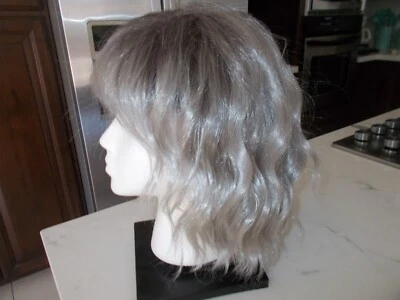 Peluca corta rizada ondulada sintética rubia platino con flequillo - Foto 1 de 4