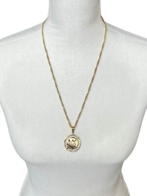 Collar colgante cadena monograma logotipo chapado en oro Michael Kors Foto 1 de 4