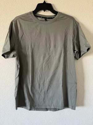 Camiseta Kenneth Cole Pequeña Tecnología Cuello Redondo Tejida Verde Salvia Súper Suave $49 Foto 1 de 4