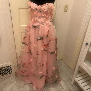 NEU Fashion Nova 3D Blumen rosa trägerloses Maxikleid Abschlussball Feenkern Wald - Bild 1 von 8