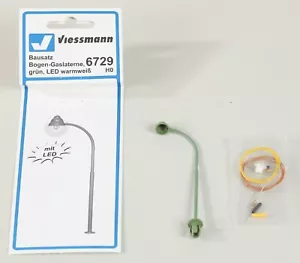 Viessmann 6729 H0 Bausatz Bogen-Gaslaterne grün, LED warmweiß - Bild 1 von 1