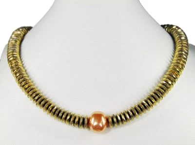 Schöne Edelsteinkette aus Hämatit in Buttonform mit einer Muschelkernperlen - Bild 1 von 2