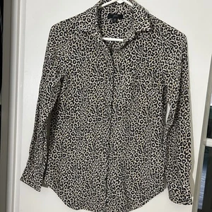 J Crew Silk Button Down Long Sleeve Cheetah Print Shirt Blouse Womens Size 0 - Picture 1 of 8
