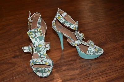 B5- Miss Me Sonic 7 T-Strap Como Nuevo Tacones Florales Talla 8 Foto 1 de 4