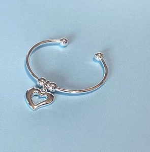 Neu SILBER ARMREIF ARMBAND mit HERZ Charm - Bild 1 von 2