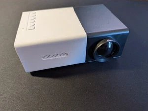 Mini Proyector LED Portátil HDMI USB AV SD Sin Cables ni Control Remoto Funciona - Imagen 1 de 4