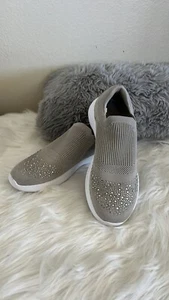 NIKKI 2 WOMENS KNIT LACELESS CASUAL & FASHION SNEAKERS IN TAUPE Size 5 1/2 - Picture 1 of 7