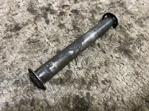 77 Yamaha DT100 Rear Brake Lever Mount Pin Bolt OEM DT100D DT 100 -40 - Foto 1 di 2