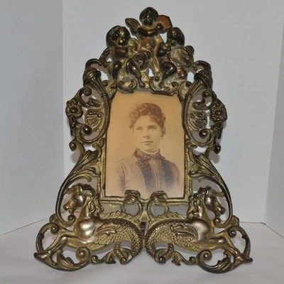 Antiguo marco de fotos de hierro fundido dorado querubines caballitos de mar caballete de mesa foto de 13" Foto 1 de 4