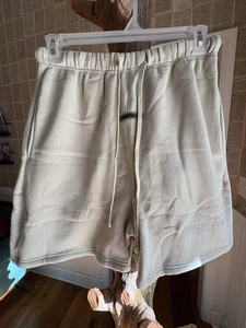 Pantalones Cortos FEAR OF GOD ESSENTIALS, Nuevos con Etiquetas, Talla-L, Verde Claro - Imagen 1 de 6