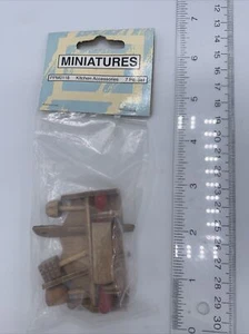 Holz Regal + 6 Utensilien Nudelholz Vintage Puppenhaus Taiwan NRFP Miniaturen - Bild 1 von 6