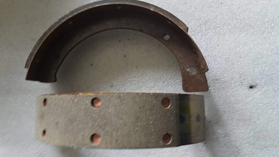 Juego de zapatas de freno de emergencia Willy's MB y Ford GPW 643 055 Foto 1 de 1