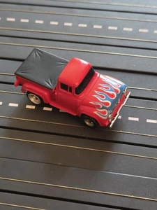 AFX 1956 Ford Truck HO Slot Car Rosso Bianco Blu Fiamme NO TUBI - Foto 1 di 3