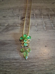 Hellgrüne Hängerkette mit schlangenähnlicher Goldkette - Bild 1 von 4