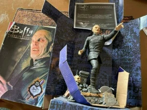 BUFFY VAMPIRE THE MASTER VARNER VINYL FIGUR 1999 MIT COA MARK METCALF BIG BAD - Bild 1 von 4