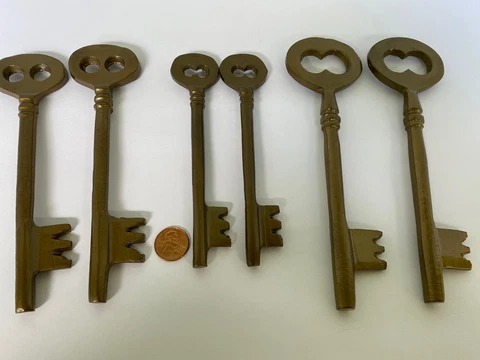 Vintage Antique Brass Finish Metal Skeleton Keys Set of 6 keys Dark Gold tone Cover