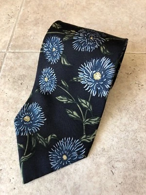 Corbata de cuello Surrey negra flores azules seda Foto 1 de 4