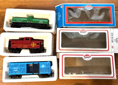 Model Power Lot of 3 HO Scale Cars - Santa Fe Caboose & Cattle, Tank Car Cities - Image 1 of 4