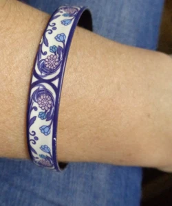 Nachlass Schmuck ~ KEK Krone ~ lila lavendel blau floral Emaille Armreif Armband - Bild 1 von 6