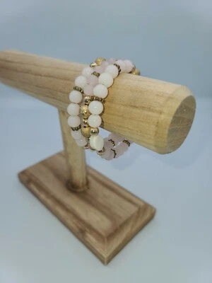 Brazalete de bobina con cuentas blancas y doradas con detalles de carcasa Foto 1 de 4