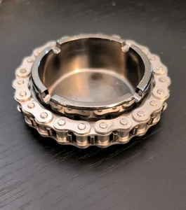 Cooler Metall Eisernes Kreuz Motorrad Aschenbecher Handarbeit Metallkette Stil SSE - Bild 1 von 8