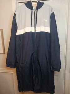 TYR Herren Gr. Large Alliance Podium Parka Navy Weiß Grau Kapuzenjacke NEU! - Bild 1 von 6