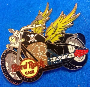 PIN ATLANTA PIRATA CALAVERA Y HUESOS CRUZADOS NEGRO MOTO ALADA Hard Rock Café - Imagen 1 de 1