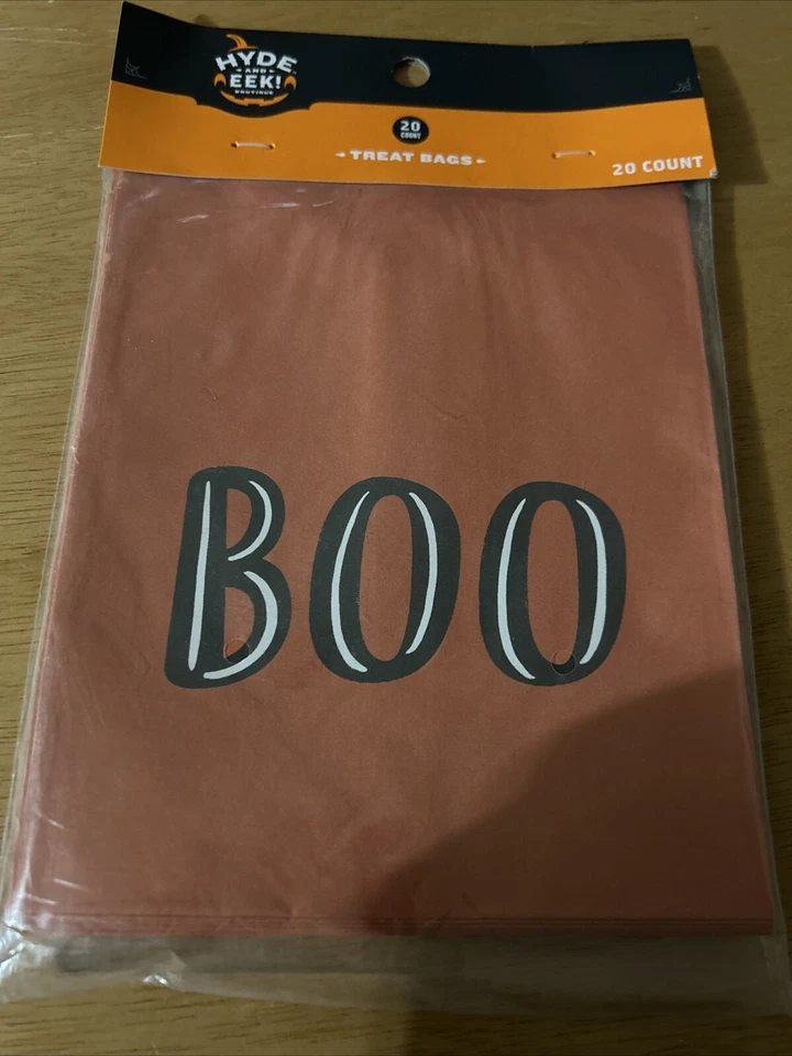 (1 packs of 20) Halloween trick or treat bags BOO design 5.5" x 7" paper - Image 1 of 1
