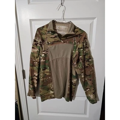 Camisa táctica mediana de camuflaje resistente al fuego del ejército de Estados Unidos con cremallera en cuarto Foto 1 de 4