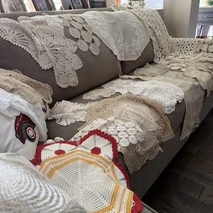 Lotto 34 centrini vintage all'uncinetto bianchi neutri taglie assortite - Foto 1 di 16