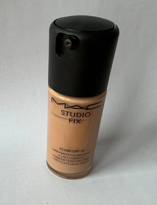 M.A.C. Studio Fix Fluid SPF 15 Matte Foundation & Oil Control NW20 - Bild 1 von 4