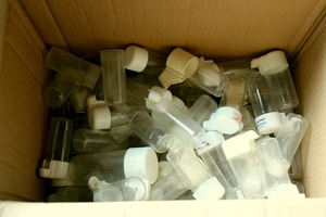 Konvolut Vogeltränken Kiste Tränken Wasserspender Vogelkäfig - Bild 1 von 2