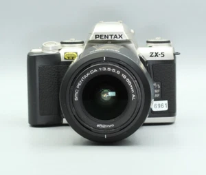 Pentax ZX-5 mit 18-55. Blitz geht nicht auf.    (6961) - Bild 1 von 8