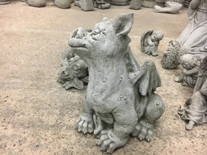 NEU Mythischer großer Wasserspeierdrache, mythischer Garten Stein Ornamente Happy Dragon - Bild 1 von 3