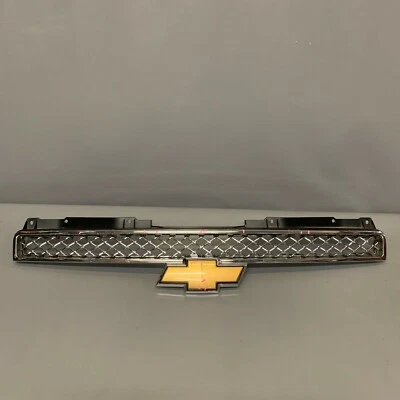 CHEVROLET SUBURBAN TAHOE AVALANCH GRILLE 2008 2009 2010 2011 2012 2013 2014 OEM - Image 1 of 4