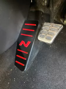 Piastra poggiapiedi pedale morto Hyundai i30N - nero lucido/rosso acrilico RHD - Foto 1 di 3