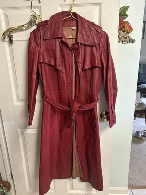 Chaqueta de cuero años 70 para mujer roja borgoña forrada gabardina EE. UU. con cinturón Med 9/10 Mob Foto 1 de 4