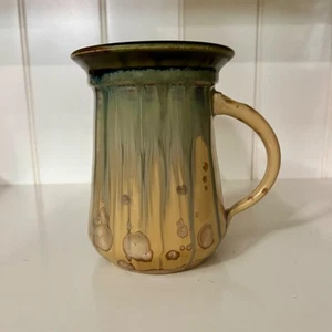 Indieni Kunstkeramik Becher Kristallglasur grün Mokka beige salbeigrün signiert - Bild 1 von 7