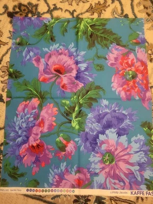 Fiesta en el jardín~~Kaffe Fassett~~Rosa y púrpura floral sobre verde azulado 18" X 22" FQ Foto 1 de 3