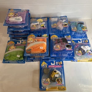 Menge NEU 18 Zhu Zhu Haustiere Hamster Outfits, Betten, Träger etc... Zubehör Set - Bild 1 von 6