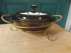 Round Amber Pyrex 1.5 Liter Glass Casserole Dish with Lid and Metal Holder - Picture 1 of 10