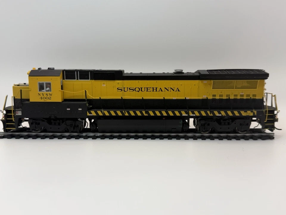 Atlas HO Scale Susquehanna SD60, NYSW 4002 (No Box) - Image 1 of 4
