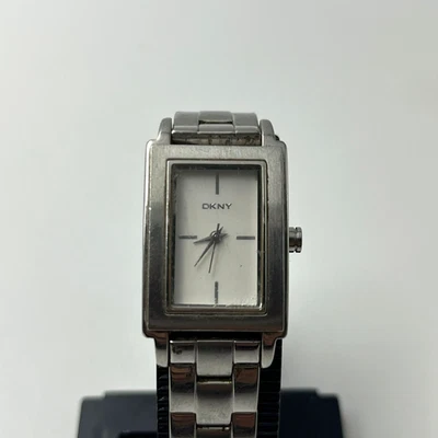 Reloj de cuarzo vintage DKNY rectangular de acero inoxidable para mujer plateado minimalista Foto 1 de 4
