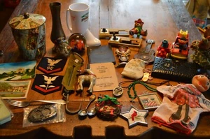 Cassetto spazzatura lotto di 30 gioielli vintage, toppe militari, ottone, cucchiai, fibbia, 1914 - Foto 1 di 11