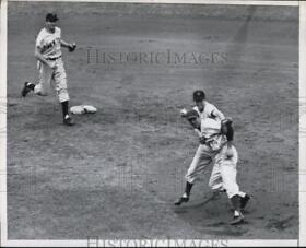 1952 Press Photo New York Giants vs Chicago Cubs baseball action - nes46454