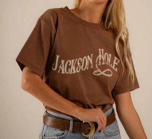 Care Tucker Marlie Jackson Hole Short Sleeve Tee Brown - Bild 1 von 16