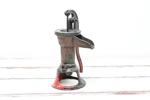 Vintage. Bomba de agua negra con roja jarra manual vintage bomba hierro fundido salvamento - Imagen 1 de 13