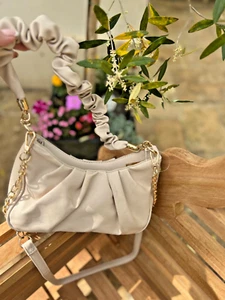 Cremefarbene Handtasche Schultertasche geraffter Riemen Kette neu ohne Etikett *markiert - Bild 1 von 11
