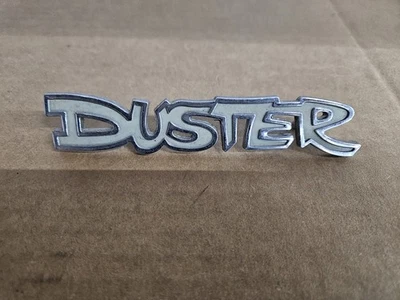 Mopar usado 1972-1976 Plymouth Duster guardabarros emblema, parte #3680304 Foto 1 de 4