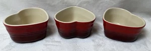Four Le Creuset Piatto Ramekin a Forma di Cuore Gres Cerise Rosso Ombre Francia - Foto 1 di 7